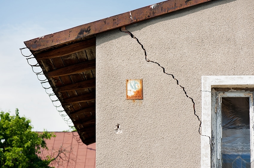 Maison présentant une fissure structurale causée par la sécheresse et le retrait-gonflement des argiles